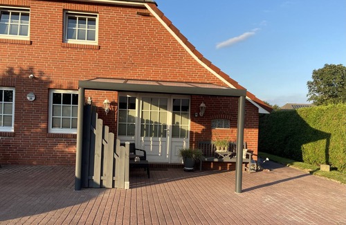 Strackholt Apartment | Holiday Apartment "Ferienwohnung Strackholt" with Garden, Terrace & Wi-Fi