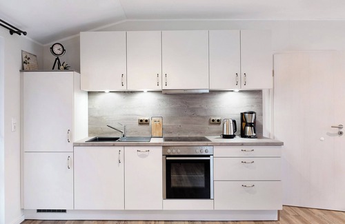 Varel Apartment | Holiday Apartment 'Ferienhaus Im Grünen' with Private Terrace, Wi-Fi and Air Conditioning