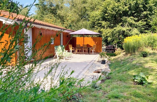 Varel Apartment | Holiday Apartment 'Ferienhaus Im Grünen' with Private Terrace, Wi-Fi and Air Conditioning
