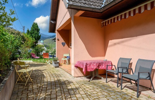 Freland Apartment | Holiday Apartment "Gîte En Montagne Vosges Alsaciennes" with Mountain View, Shared Terrace & Wi-Fi