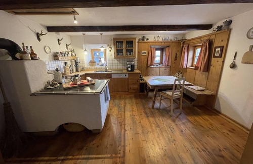 Stuhlfelden Apartment | Holiday Apartment "Geigerhaus 500 Jahre - Maisonette" with Mountain View, Shared Terrace & Wi-Fi