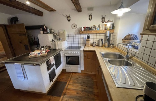 Stuhlfelden Apartment | Holiday Apartment "Geigerhaus 500 Jahre - Maisonette" with Mountain View, Shared Terrace & Wi-Fi