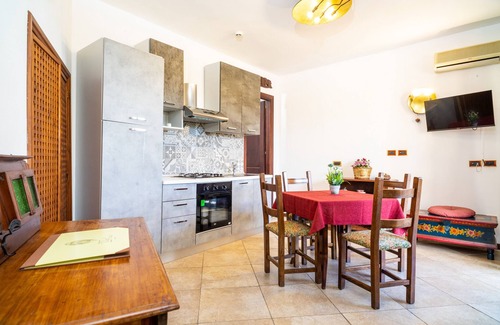 Castelmola Apartment | Holiday Apartment 'Garden Cottage I Dammusi - Ulivo' with Mountain View, Shared Pool & Wi-Fi
