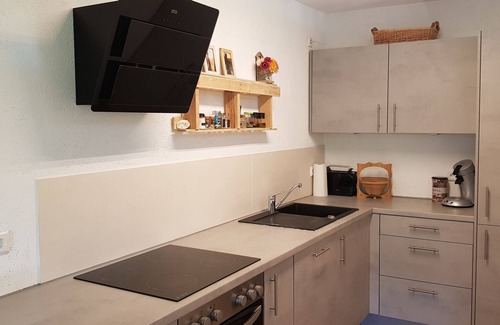 Bernstadt Apartment | Holiday Apartment "Glüxnest" with Private Terrace, Shared Garden, Sauna and Wi-Fi