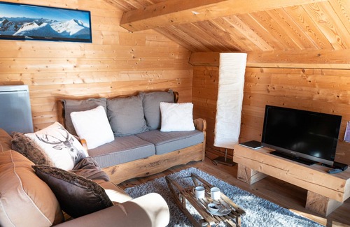 Belvedere Apartment | Holiday Apartment "Gte T3 Le Balarino - Mercantour1" with Mountain View, Shared Garden & Wi-Fi