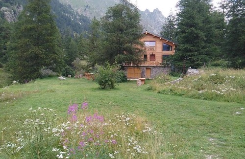 Belvedere Apartment | Holiday Apartment "Gte T3 Le Balarino - Mercantour1" with Mountain View, Shared Garden & Wi-Fi