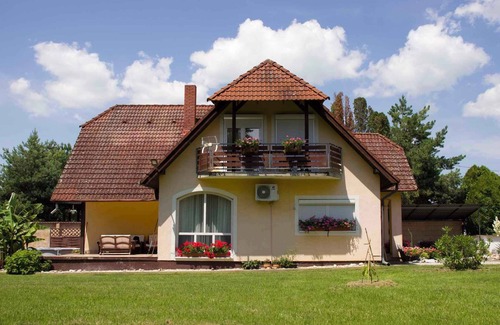 Balatonbereny Apartment | Holiday apartment with garden and terrace