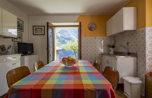 Agro Apartment | Holiday Apartment 'Il Melo' with Mountain View & Shared Garden