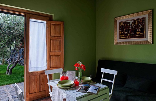 Linguaglossa Apartment | Holiday apartment with internet, garden and outdoor pool