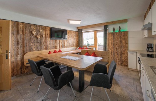 Valle Aurina Apartment | Holiday Apartment "Steinhaus XXL" with Mountain View, Shared Pool and Wi-Fi