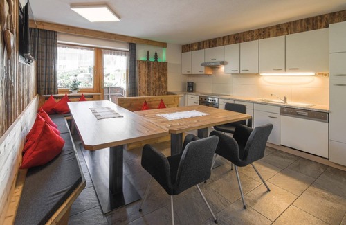 Valle Aurina Apartment | Holiday Apartment "Steinhaus XXL" with Mountain View, Shared Pool and Wi-Fi