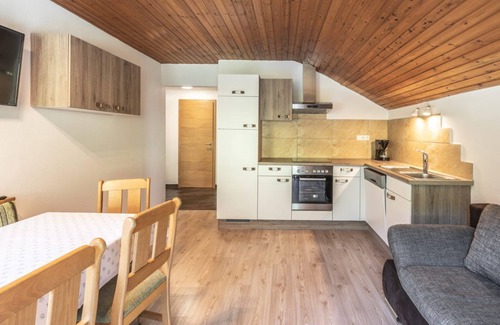 Valle Aurina Apartment | Holiday Apartment "Steinhaus XXL" with Mountain View, Shared Pool and Wi-Fi