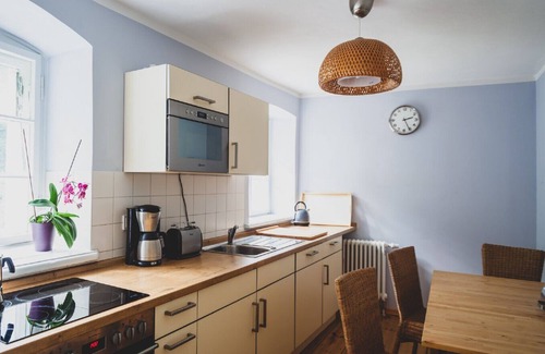 Dahlem Apartment | Holiday Apartment "Jagdschloss Grunewald" with Shared Garden and Wi-Fi