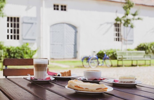 Dahlem Apartment | Holiday Apartment "Jagdschloss Grunewald" with Shared Garden and Wi-Fi