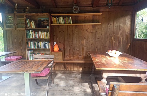 Lana Apartment | Holiday Apartment 'Jörg' with Mountain View, Shared Pool and Wi-Fi