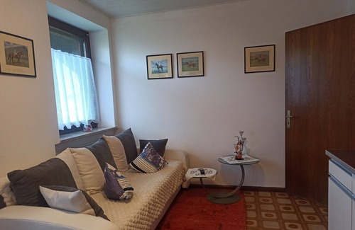 Lana Apartment | Holiday Apartment 'Jörg' with Mountain View, Shared Pool and Wi-Fi