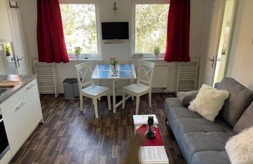 Schaprode Apartment | Holiday Apartment 'Kapitänsferienhaus Romantik' with Shared Terrace & Wi-Fi