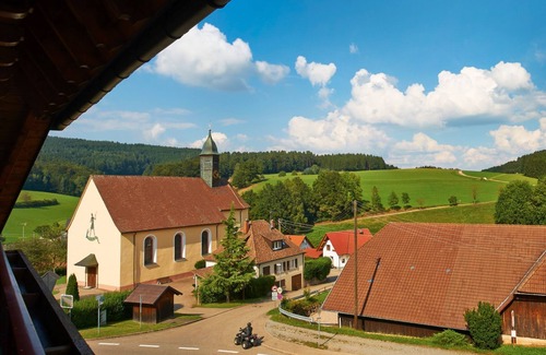 Biederbach Apartment | Holiday Apartment 'Kirchblick' with Balcony and Wi-Fi