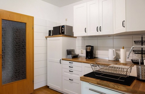 Plaue Apartment | Holiday Apartment "Kleinbreitenbach" with Private Garden, Balcony & Wi-Fi