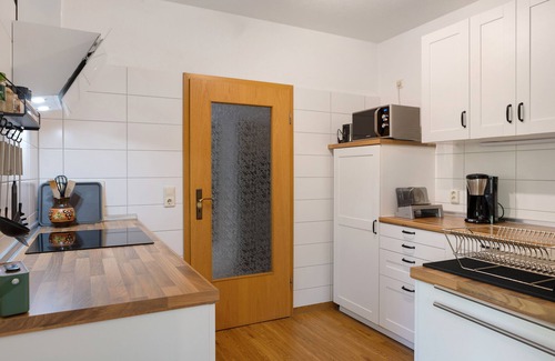 Plaue Apartment | Holiday Apartment "Kleinbreitenbach" with Private Garden, Balcony & Wi-Fi