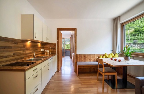 Laces Apartment | Holiday Apartment "Langstein Sonnenblume" with Mountain View, Balcony & Wi-Fi