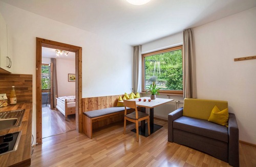 Laces Apartment | Holiday Apartment "Langstein Sonnenblume" with Mountain View, Balcony & Wi-Fi