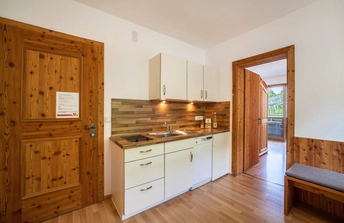 Laces Apartment | Holiday Apartment "Langstein Sonnenblume" with Mountain View, Balcony & Wi-Fi