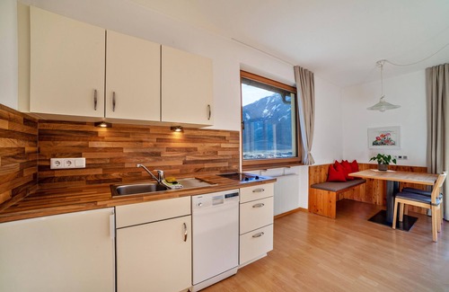 Laces Apartment | Holiday Apartment "Langstein Rose" with Mountain View, Balcony & Wi-Fi
