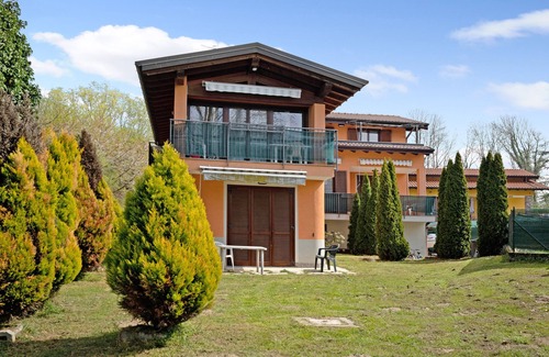 Monvalle Apartment | Holiday Apartment 'Laura' with Lake View, Pool, Wi-Fi & Garden
