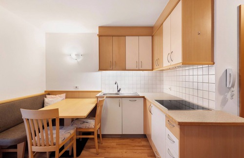 Naz Apartment | Holiday Apartment 'Linder 17' with Mountain View, Communal Pool and Wi-Fi