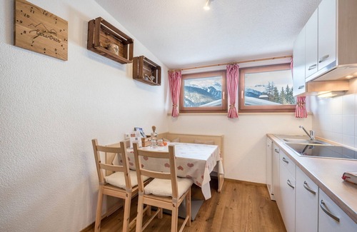 Cadipietra Apartment | Holiday Apartment "Mountainfarm Innertrein Jöchl" with Mountain View, Balcony & Wi-Fi