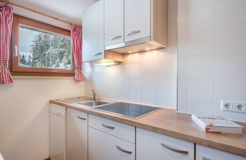 Cadipietra Apartment | Holiday Apartment "Mountainfarm Innertrein Jöchl" with Mountain View, Balcony & Wi-Fi