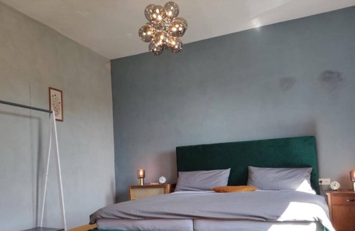 Weimar Apartment | Holiday Apartment "Nostalgie Apartment blau" with Shared Terrace, Shared Garden & Wi-Fi