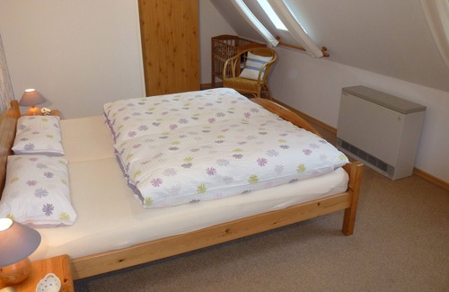 Uelvesbull Apartment | Holiday Apartment "Petersen - 1" with Shared Terrace, Shared Garden & Wi-Fi