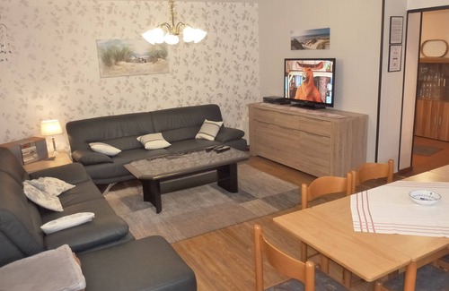 Uelvesbull Apartment | Holiday Apartment "Petersen - 1" with Shared Terrace, Shared Garden & Wi-Fi