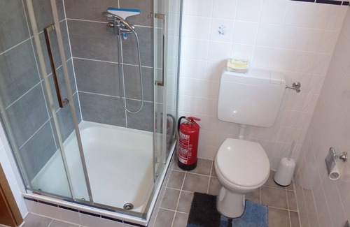 Uelvesbull Apartment | Holiday Apartment "Petersen - 1" with Shared Terrace, Shared Garden & Wi-Fi