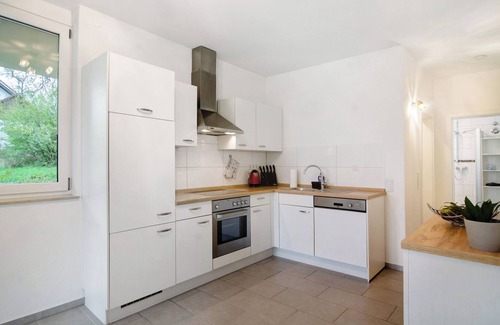 Owingen Apartment | Holiday Apartment "Plätzchen Im Grünen" with Private Terrace & Wi-Fi