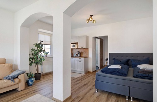Oxenbronn Apartment | Holiday Apartment 'Romantika - Fewo Og Rechts' with Shared Garden, Balcony and Wi-Fi