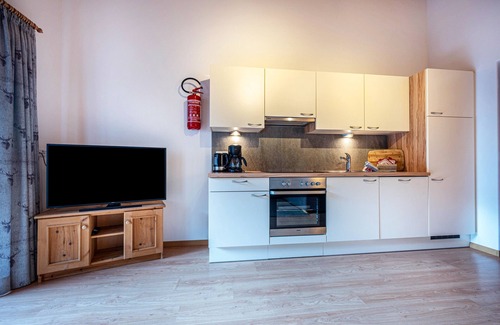 Luson Apartment | Holiday Apartment "Raffreiderhof Apt Fichte" with Mountain View, Pool & Wi-Fi