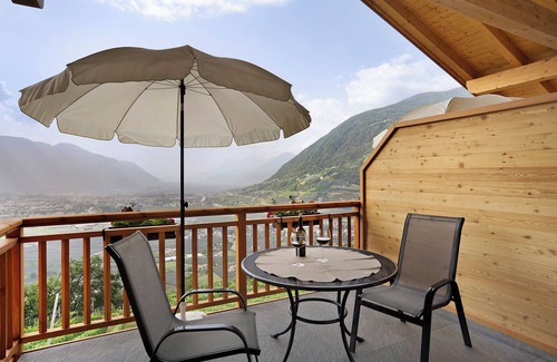 Lagundo Apartment | Holiday Apartment "Rosenblick" with Mountain View, Terrace, Balcony & Garden