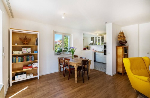 Furstenfeldbruck District Apartment | Holiday Apartment 'Sam's Homestay' with Terrace, Garden & Wi-Fi