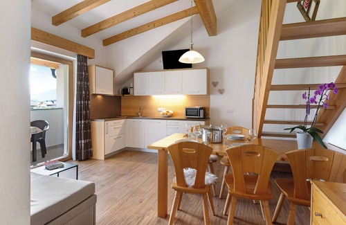 Issengo Apartment | Holiday Apartment "Stiflerhof Apt Alpenrose" with Mountain View, Shared Garden & Wi-Fi