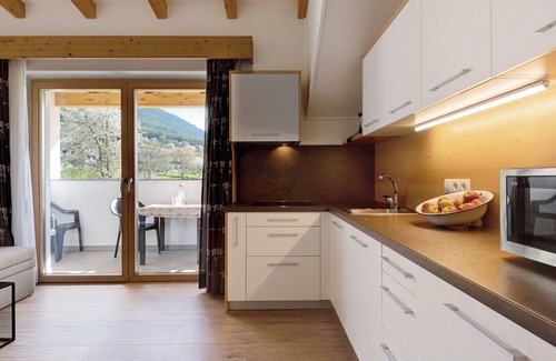 Issengo Apartment | Holiday Apartment "Stiflerhof Apt Alpenrose" with Mountain View, Shared Garden & Wi-Fi