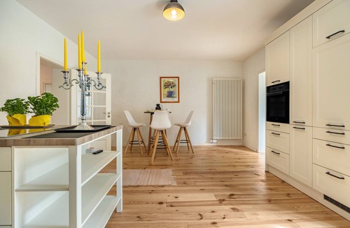 Dedelstorf Apartment | Holiday Apartment 'Suite with Winter Garden' with Mountain View, Directly at the Swimming Lake and Wi-Fi