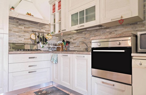 Arolo Apartment | Holiday Apartment Tina’s Yellow Home with Mountain View, Wi-Fi, Terrace & Garden