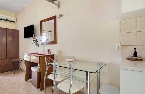 Mikros Gialos Apartment | Holiday Apartment "Vardia studio A" with Sea View, Wi-Fi & Balcony