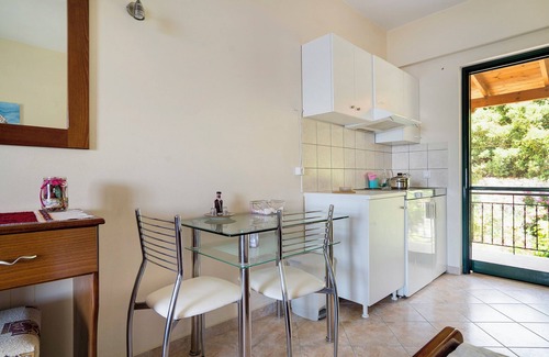 Mikros Gialos Apartment | Holiday Apartment "Vardia studio A" with Sea View, Wi-Fi & Balcony