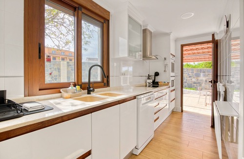 Macastre Apartment | Holiday Apartment 'Violeta' with Mountain View, Wi-Fi and Air Conditioning