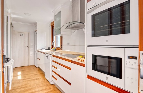 Macastre Apartment | Holiday Apartment 'Violeta' with Mountain View, Wi-Fi and Air Conditioning