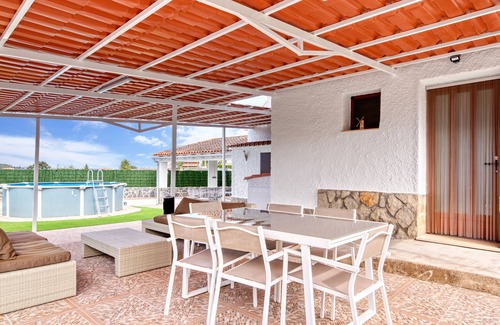 Macastre Apartment | Holiday Apartment 'Violeta' with Mountain View, Wi-Fi and Air Conditioning